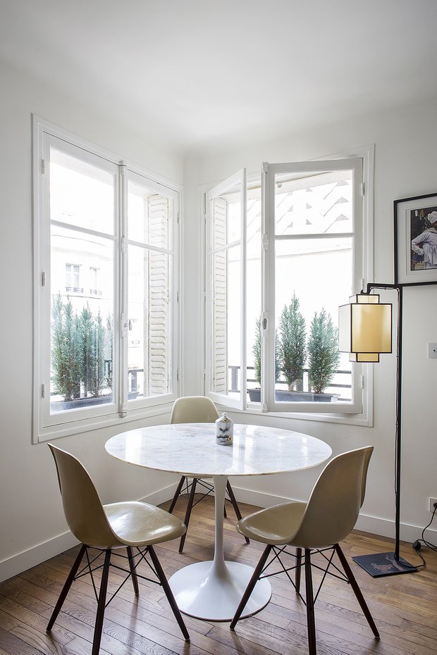 Фотография: Гостиная в стиле Современный, Декор интерьера, Малогабаритная квартира, Советы, Париж, дизайн-хаки, как визуально увеличить площадь малогабаритки, 2 комнаты, 40-60 метров – фото на INMYROOM