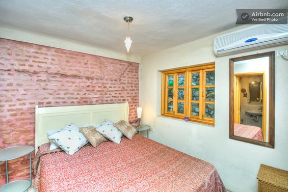 Фотография: Гостиная в стиле Лофт, Стиль жизни, Советы, Париж, Airbnb – фото на INMYROOM