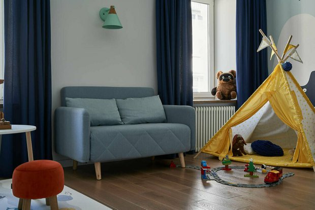 Компактный диван Cardiff в разложенном виде превращается в удобную кровать с достаточно ровным спальным местом. Представлен в нескольких оттенках: оранжевом, голубом, синем, сером, бежевом, желтом и бирюзовом.