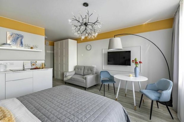 Место для третьего гостя организовали в виде небольшого раскладного диванчика.