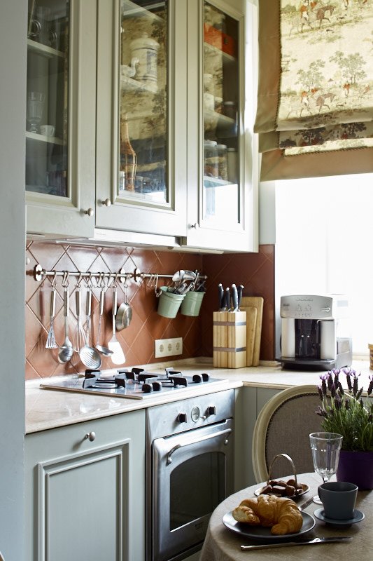 Фотография: Кухня и столовая в стиле Прованс и Кантри, Квартира, Проект недели, Москва, Наталья Гусева, 4 и больше, 60-90 метров – фото на INMYROOM