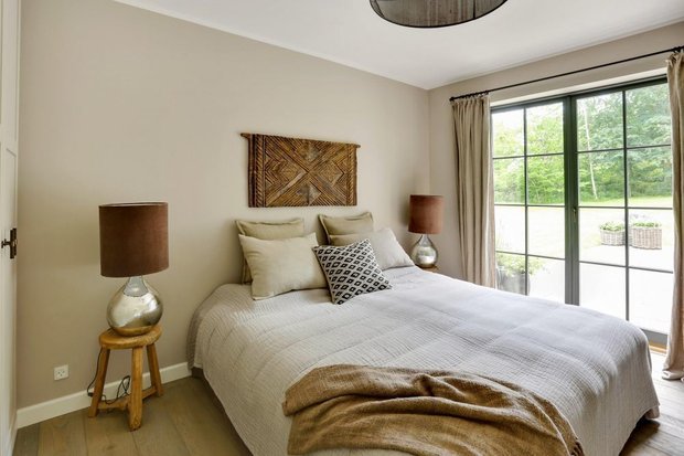 Фотография: Спальня в стиле Минимализм, Эко, Скандинавский, Современный, Дом, Белый, Серый, Коричневый, Дом и дача – фото на INMYROOM