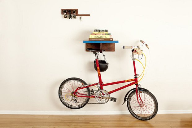 Фотография:  в стиле , DIY, Квартира, Аксессуары, Советы, хранение, хранение спортивных снарядов, хранение лыж в квартире, хранение роликов в квартире, хранение доски для серфинга в квартире, хранение сноуборда в квартире, идеи хранения велосипеда в квартире, хранение самоката в квартире, хранение скейта в квартире – фото на INMYROOM