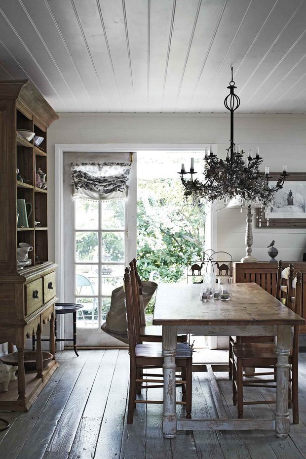 В столовой канделябры украшены плющом и ягодами. 