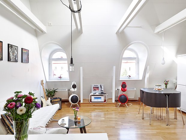 Фотография: Гостиная в стиле Скандинавский, Современный, Декор интерьера, Интерьер комнат, Цвет в интерьере, Белый, IKEA, Проект недели, Тема месяца, Мансарда – фото на INMYROOM