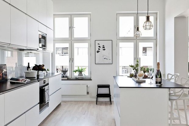 Фотография: Кухня и столовая в стиле Современный, Скандинавский, Декор интерьера, Квартира, Швеция, Мебель и свет, скандинавский интерьер, освещение в квартире, как выбрать освещение для комнаты, 3 комнаты, Более 90 метров – фото на INMYROOM