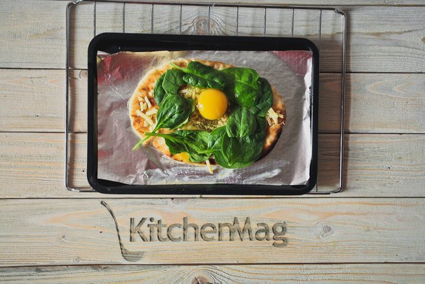 Фотография:  в стиле , Завтрак, Выпекание, Пицца, Средиземноморская кухня, Кулинарные рецепты, Легкий завтрак, 15 минут, Завтраки, Готовит KitchenMag, Вкусные рецепты, Простые рецепты, Домашние рецепты, Пошаговые рецепты, Новые рецепты, Рецепты с фото, Как приготовить пиццу?, Как приготовить быстро?, Как приготовить вкусно?, Просто, Яйца – фото на INMYROOM