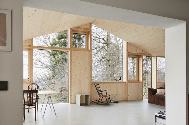 Фотография: Гостиная в стиле Эко, Современный, Дом, Архитектура, Ландшафт, Планировки, Белый, Минимализм, Перепланировка, Черный, Бежевый, Синий, Серый, Дом и дача, Австрия, Форарльберг, Дорнбирн, Йохен Шпехт – фото на INMYROOM