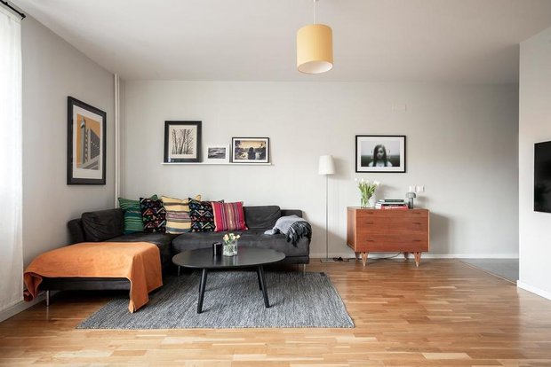 Фотография: Гостиная в стиле Скандинавский, Классический, Декор интерьера, Квартира, Швеция, Белый, Красный, Серый, 2 комнаты, Более 90 метров – фото на INMYROOM