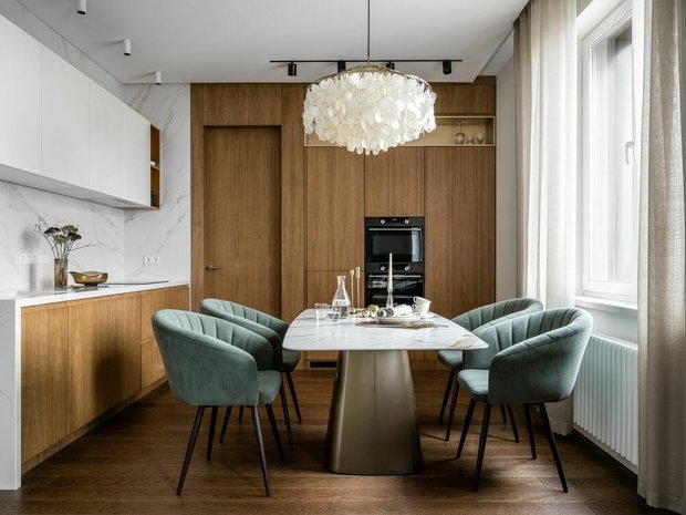 Вся корпусная мебель кухни и двери выполнены по эскизам дизайнеров.