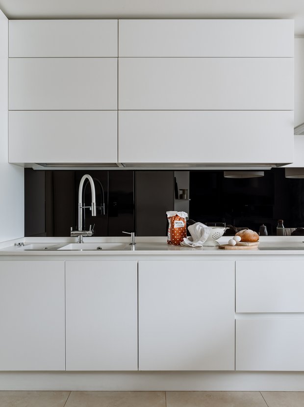 Для кухонного оборудования мы выбрали модели Jazz и Jazz Plus от мебельной фабрики Мария.  Шлем продуман до мелочей, в нем сочетаются контрастные белый и черный цвета, матовые и глянцевые поверхности.