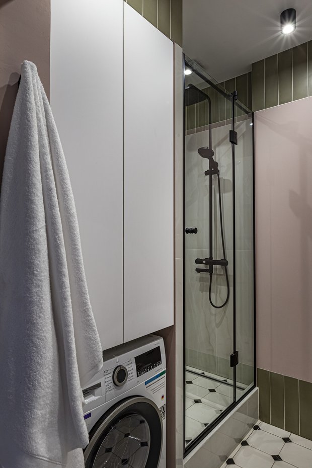 В ванной над стиральной машинкой предусмотрена система хранения с полочками для полотенец, химических средств и других бытовых принадлежностей. 