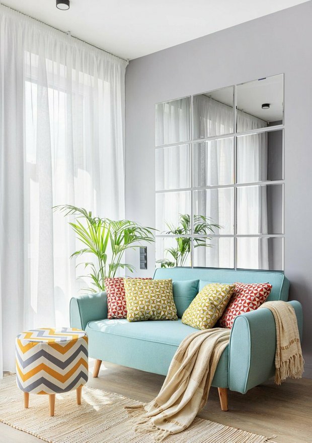 Компактный двухместный диван с мягкими подлокотниками, на невысоких ножках из светлого дерева. Обивка ткани — шенилл. Модель представлена в голубом, желтом и розовом оттенках. 