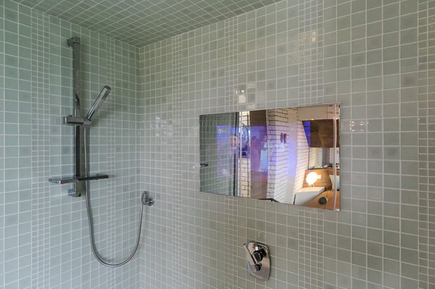 Фотография: Ванная в стиле Современный, Интерьер комнат, Дача, Дачный ответ, Мансарда – фото на INMYROOM