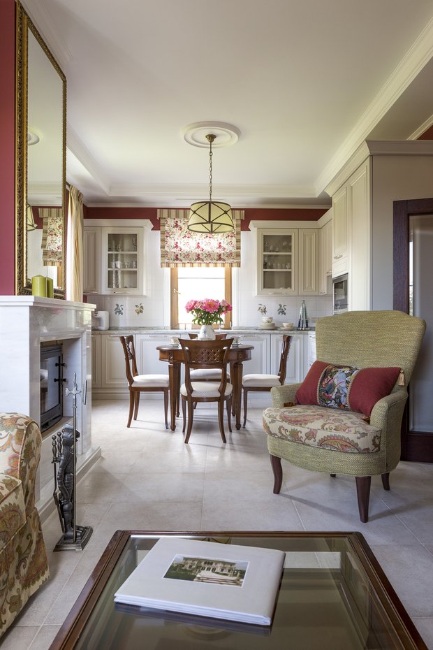 Фотография:  в стиле , Прованс и Кантри, Классический, Дом, Проект недели, Красный, Зеленый, Синий, совмещение кухни и гостиной, порядок в детской, Анна Яровикова, Юлия Мясникова, как сгладить мансардную крышу, угловая кухня, Г-образная кухня – фото на INMYROOM
