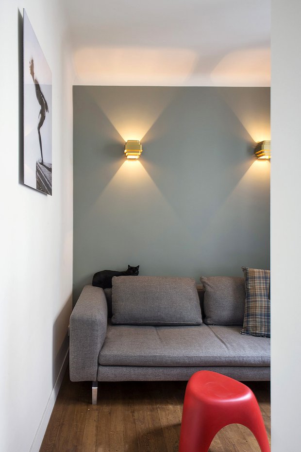 Фотография: Гостиная в стиле Минимализм, Декор интерьера, Малогабаритная квартира, Советы, Париж, дизайн-хаки, как визуально увеличить площадь малогабаритки, 2 комнаты, 40-60 метров – фото на INMYROOM