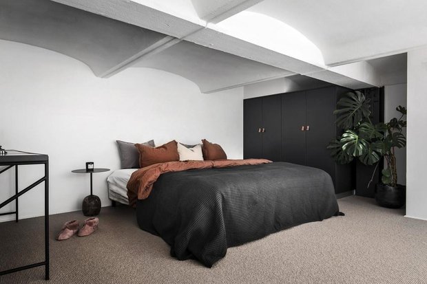 Фотография: Спальня в стиле Скандинавский, Современный, Декор интерьера, Квартира, Белый, Черный, Бежевый, 2 комнаты, до 40 метров – фото на INMYROOM