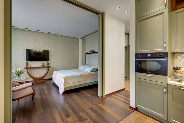 Фотография: Спальня в стиле Классический, Современный, Перегородки, Гид, Koshka Interiors, перегородка из гипсокартона, Стеклянная перегородка, OM Design, Insomnia, CENS architects, студия «Энигма», Марина Светлова, Форма Дома, реечная перегородка в спальне – фото на INMYROOM
