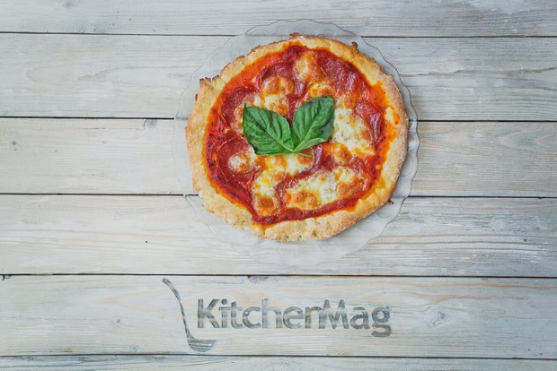 Фотография:  в стиле , Ужин, Основное блюдо, Выпекание, Пицца, Итальянская кухня, Кулинарные рецепты, Тесто, 1 час, Закуска перед телевизором, Готовит KitchenMag, Вкусные рецепты, Домашние рецепты, Новые рецепты, Классические рецепты, Как приготовить пиццу?, Как приготовить быстро?, Как приготовить вкусно?, Средняя сложность – фото на INMYROOM