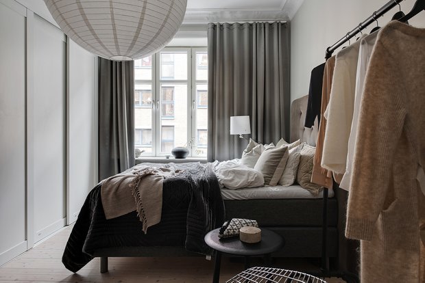 Фотография: Спальня в стиле Скандинавский, Кухня и столовая, Гостиная, Эклектика, Декор интерьера, Квартира, Швеция, Белый, Бежевый, Стокгольм, Серый, скандинавский интерьер, декор в скандинавском стиле, скандинавский стиль в интерьере, 2 комнаты, 60-90 метров, Эмма Фишер – фото на INMYROOM