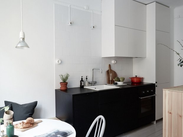 Фотография: Кухня и столовая в стиле Скандинавский, Декор интерьера, Малогабаритная квартира, Квартира, Швеция, Стокгольм, дизайн-хаки, идеи для малогабаритки, 2 комнаты – фото на INMYROOM