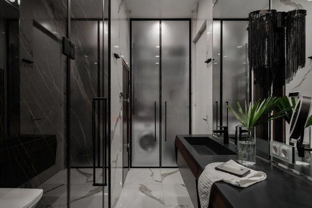 Фотография:  в стиле , Ванная, Гид, черный цвет в ванной – фото на INMYROOM