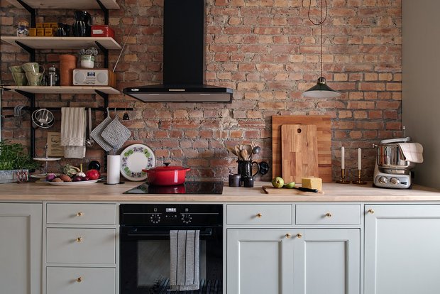 Фотография: Кухня и столовая в стиле Скандинавский, Декор интерьера, Квартира, Швеция, Гетеборг, скандинавский интерьер, Отделка стен, интерьер с кирпичной кладкой, 2 комнаты, 60-90 метров – фото на INMYROOM