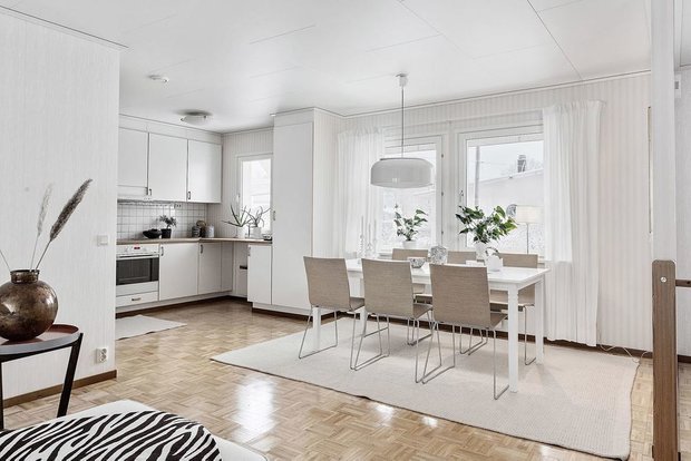Фотография: Кухня и столовая в стиле Современный, Гостиная, Декор интерьера, Дом, Швеция, Стокгольм, как создать уютную атмосферу, 4 и больше, Более 90 метров, гостеприимный интерьер – фото на INMYROOM