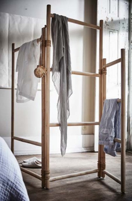 Ширму можно задекорировать тканью, и получится полноценная перегородка. А можно оставить так и использовать по настроению.