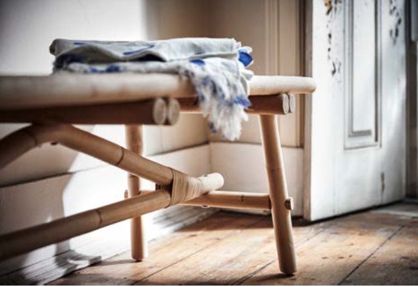 Скамья из ротанга в прихожей — место, где можно снять обувь, когда приходите домой, и насладиться домашним умиротворением.