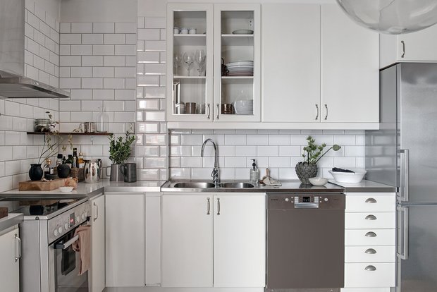 Фотография: Кухня и столовая в стиле Лофт, Гостиная, Скандинавский, Эклектика, Декор интерьера, Квартира, Швеция, Белый, Бежевый, Стокгольм, Серый, скандинавский интерьер, декор в скандинавском стиле, скандинавский стиль в интерьере, 2 комнаты, 60-90 метров, Эмма Фишер – фото на INMYROOM