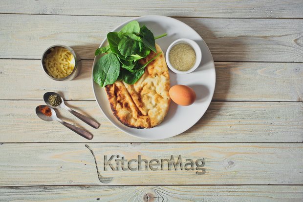 Фотография:  в стиле , Завтрак, Выпекание, Пицца, Средиземноморская кухня, Кулинарные рецепты, Легкий завтрак, 15 минут, Завтраки, Готовит KitchenMag, Вкусные рецепты, Простые рецепты, Домашние рецепты, Пошаговые рецепты, Новые рецепты, Рецепты с фото, Как приготовить пиццу?, Как приготовить быстро?, Как приготовить вкусно?, Просто, Яйца – фото на INMYROOM