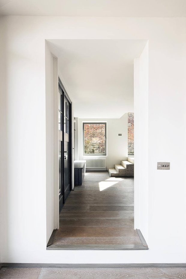 Фотография: Прихожая в стиле Скандинавский, Современный, Дом, Советы, Белый, Минимализм, Серый, Более 90 метров – фото на INMYROOM