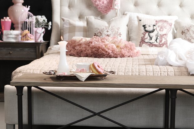 Фотография: Аксессуары в стиле Прованс и Кантри, Декор интерьера, DIY, Декор, Мебель и свет, Советы, Красный, Розовый, Curations Limited, Татьяна Ефимчук, декор интерьера к 14 февраля, декор спальни ко Дню Святого Валентина, идеи декора ко Дню всех влюбленных, декор стола, декор спальни – фото на INMYROOM