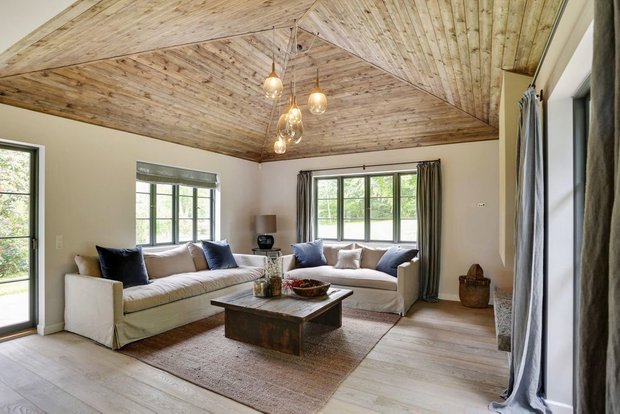 Фотография: Гостиная в стиле Скандинавский, Минимализм, Современный, Дом, Белый, Серый, Коричневый, Дом и дача – фото на INMYROOM