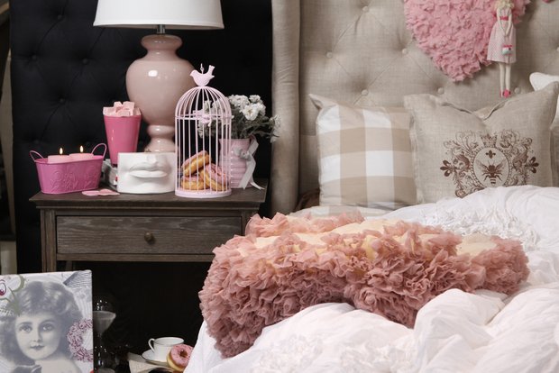 Фотография: Аксессуары в стиле Прованс и Кантри, Декор интерьера, DIY, Декор, Мебель и свет, Советы, Красный, Розовый, Curations Limited, Татьяна Ефимчук, декор интерьера к 14 февраля, декор спальни ко Дню Святого Валентина, идеи декора ко Дню всех влюбленных, декор стола, декор спальни – фото на INMYROOM