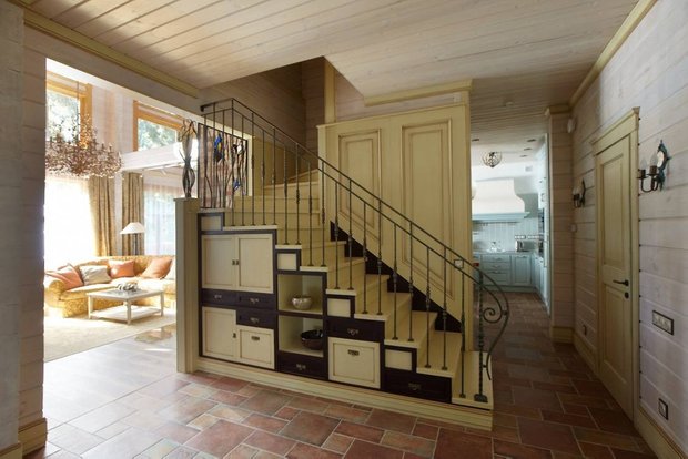 Фотография: Прихожая в стиле Прованс и Кантри, Классический, Дом, Проект недели, Екатерина Блохина, Дом и дача, Московская область, дом из бруса, Антон Корнеев, Korneev Design Workshop, гостиная с камином, как оформить деревянный дом, дом с мансардой – фото на INMYROOM