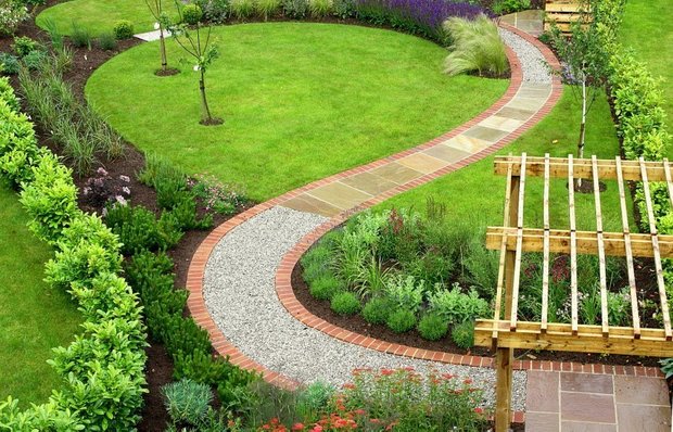 Можно комбинировать гравийный отсев с плитами из натурального камня и сочетать с бордюром из клинкерной брусчатки.