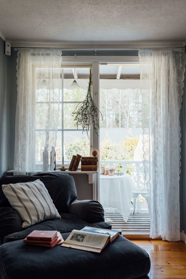 Фотография: Гостиная в стиле Прованс и Кантри, Классический, Скандинавский, Эклектика, Дом, Швеция, Белый, Дача, Стокгольм, Серый, Голубой, Коричневый, Дом и дача, 4 и больше – фото на INMYROOM