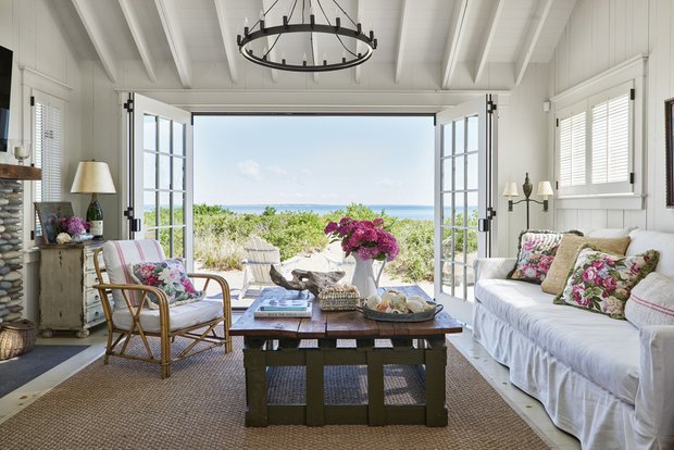 Фотография: Гостиная в стиле Прованс и Кантри, Декор интерьера, Дом, США, Белый, Дача, Синий, Винтаж, Бирюзовый, Дом и дача, пляжный стиль, антикварная мебель в интерьере, как испльзовать майолику в интерьере, интерьер в морском стиле – фото на INMYROOM
