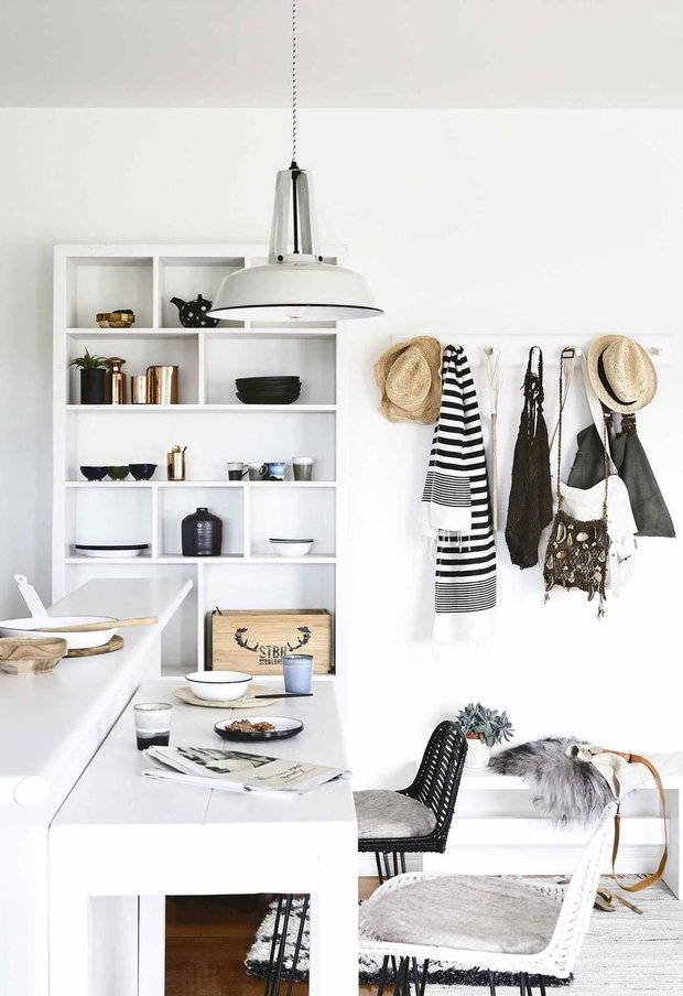 Фотография: Кухня и столовая в стиле Скандинавский, Современный, Дом, Белый, Черный, Серый, Дом и дача – фото на INMYROOM