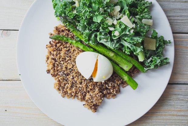 Фотография:  в стиле , Завтрак, Обед, Основное блюдо, Здоровое питание, Вегетарианская, Жарить, Средиземноморская кухня, Кулинарные рецепты, Варить, Легкий завтрак, 30 минут, Завтраки, Готовит KitchenMag, Вкусные рецепты, Простые рецепты, Домашние рецепты, Пошаговые рецепты, Новые рецепты, Рецепты вторых блюд, Рецепты с фото, Как приготовить быстро?, Как приготовить вкусно?, Просто, Яйца – фото на INMYROOM