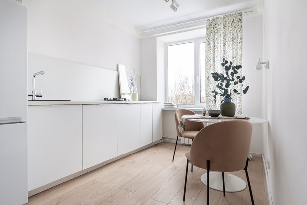 Фото: Кухня и столовая в стиле минимализм, современная, маленькая квартира, квартира, Санкт-Петербург, 1 комната, до 40 метров, Ольга Копосова – фото на INMYROOM