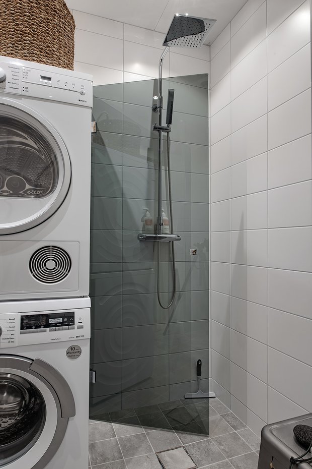 Фотография: Ванная в стиле Современный, Кухня и столовая, Гостиная, Скандинавский, Эклектика, Декор интерьера, Квартира, Швеция, Белый, Бежевый, Стокгольм, Серый, скандинавский интерьер, декор в скандинавском стиле, скандинавский стиль в интерьере, 2 комнаты, 60-90 метров, Эмма Фишер – фото на INMYROOM