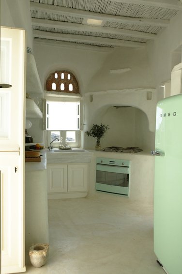 Фотография: Кухня и столовая в стиле Прованс и Кантри, Интерьер комнат, SMEG, Цвет в интерьере, Бирюзовый – фото на INMYROOM