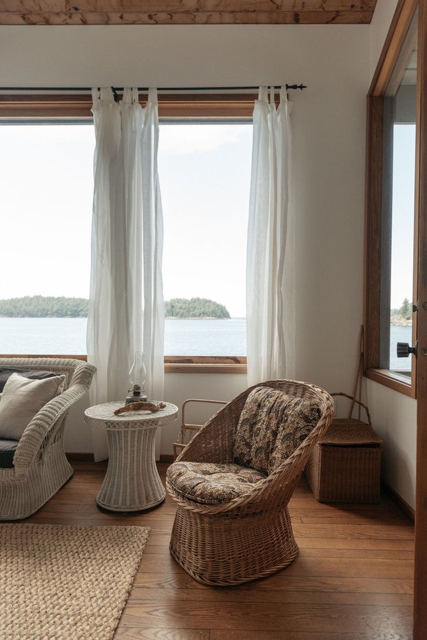 Фотография: Гостиная в стиле Прованс и Кантри, Белый, Бежевый, Эко, Дом и дача – фото на INMYROOM