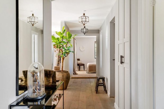 Фотография: Прихожая в стиле Прованс и Кантри, Скандинавский, Современный, Дом, Белый, Минимализм, Серый, Коричневый, Дом и дача – фото на INMYROOM