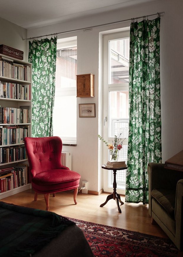 Фотография: Гостиная в стиле Прованс и Кантри, Скандинавский, Современный, Эклектика, Декор интерьера, Квартира, Белый, Красный, Зеленый, 2 комнаты, 40-60 метров – фото на INMYROOM