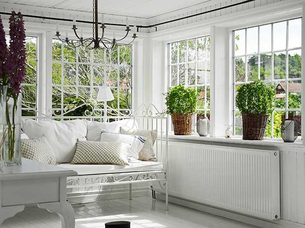 Фотография: Гостиная в стиле Прованс и Кантри, Классический, Скандинавский, Дом, Швеция, Белый, Дача, Бежевый, Дом и дача – фото на INMYROOM