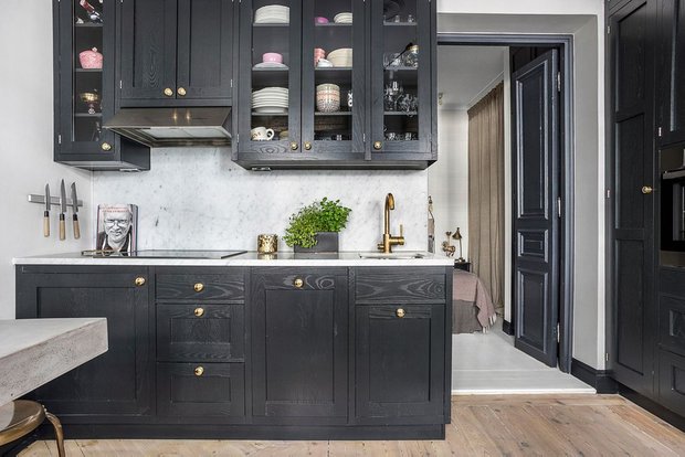 Фотография: Кухня и столовая в стиле Скандинавский, Гостиная, Декор и DIY, Квартира, Швеция, Белый, Черный, Стокгольм, 2 комнаты, до 40 метров – фото на INMYROOM